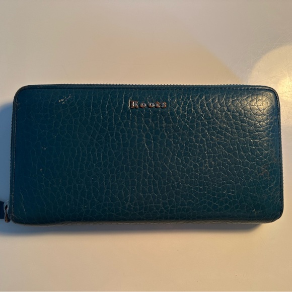 Roots Accessories - Roots Teal Leather Zip Wallet